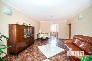 Дом 227м², 3-этажный, участок 10 сот.