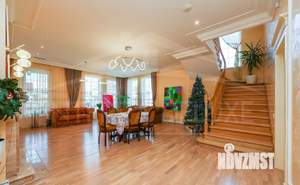 Дом 398м², 3-этажный, участок 9 сот.