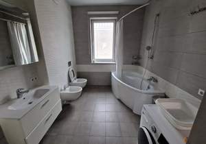 Дом 300м&sup2;, 3-этажный, на длительный срок, 