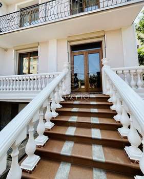 Дом 305м², 3-этажный, на длительный срок, 