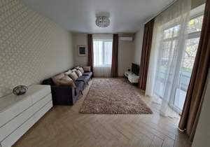 Дом 300м&sup2;, 3-этажный, на длительный срок, 