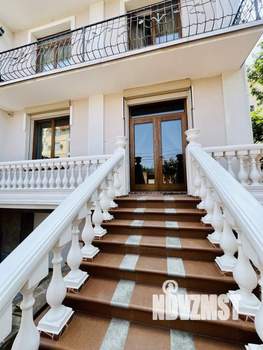 Дом 305м², 3-этажный, на длительный срок, 