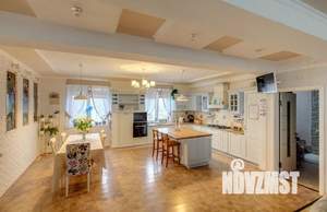 Дом 600м&sup2;, 3-этажный, посуточно, 