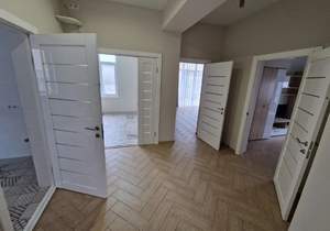 Дом 300м&sup2;, 3-этажный, на длительный срок, 