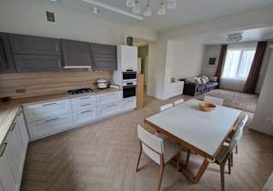 Дом 300м&sup2;, 3-этажный, на длительный срок, 