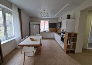 Дом 300м&sup2;, 3-этажный, на длительный срок, 