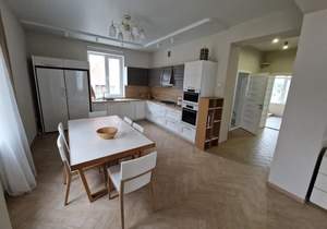 Дом 300м&sup2;, 3-этажный, на длительный срок, 