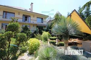 Дом 370м², 3-этажный, участок 8 сот.  