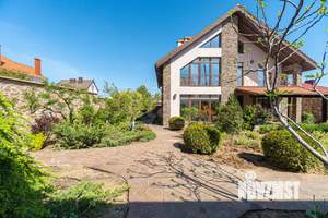 Дом 256м², 3-этажный, участок 10 сот.  