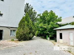 Дом 887м², 3-этажный, участок 12 сот.  