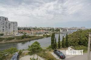 Дом 700м&sup2;, 3-этажный, участок 18 сот.  