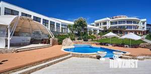 Дом 2000м&sup2;, 3-этажный, участок 158 сот.  