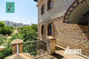 Дом 300м&sup2;, 3-этажный, участок 6 сот.  