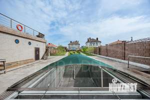 Дом 365м&sup2;, 3-этажный, участок 17 сот.  