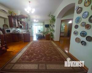 Дом 198м², 2-этажный, участок 6 сот.  