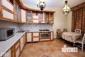 Дом 270м&sup2;, 3-этажный, участок 4 сот.  