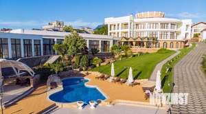 Дом 2000м&sup2;, 3-этажный, участок 158 сот.  