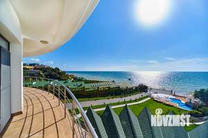 Дом 2000м&sup2;, 3-этажный, участок 158 сот.  