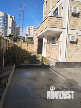 Дом 320м&sup2;, 3-этажный, участок 9 сот.  