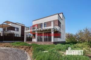 Дом 299м&sup2;, 2-этажный, участок 4 сот.  