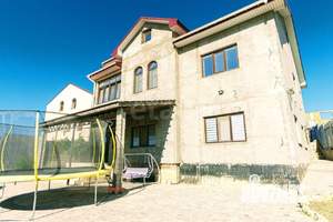 Дом 561м², 3-этажный, участок 12 сот.  