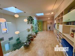 Дом 500м&sup2;, 2-этажный, участок 10 сот.  