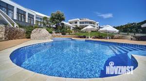 Дом 2000м&sup2;, 3-этажный, участок 158 сот.  