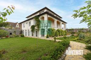 Дом 300м², 3-этажный, участок 10 сот.  