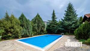 Дом 280м&sup2;, 3-этажный, участок 25 сот.  