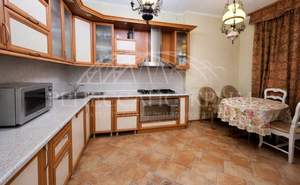 Дом 270м&sup2;, 3-этажный, участок 4 сот.  